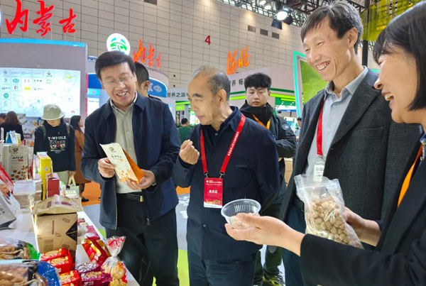 临汾市多款特优农产品亮相2024年全国粮油和大豆产业博览会(图1)