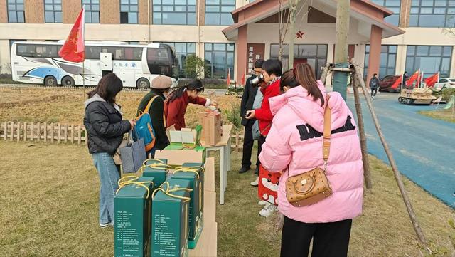 庐江县冶父山镇:举办“绿色食品健康引领”农副产品展销活动(图2)