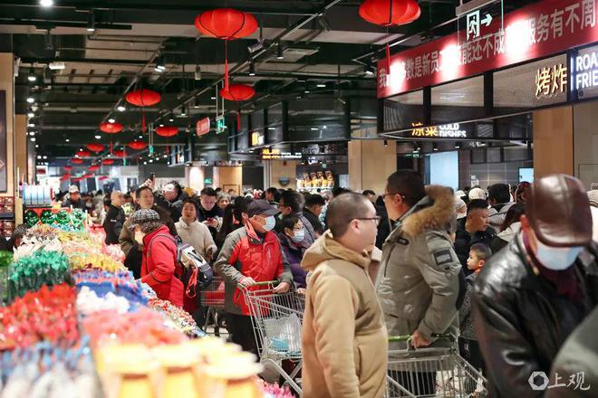 买疯了！上海市民直呼：没见过这么多人到处在排队！有人开车几十公里来抢“胖东来”爆款(图1)