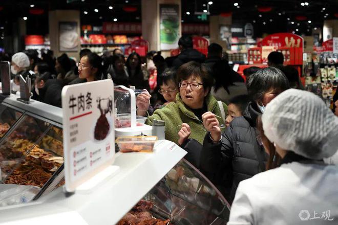 买疯了！上海市民直呼：没见过这么多人到处在排队！有人开车几十公里来抢“胖东来”爆款(图4)