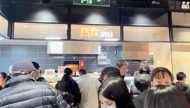 买疯了！上海市民直呼：没见过这么多人到处在排队！有人开车几十公里来抢“胖东来”爆款(图5)