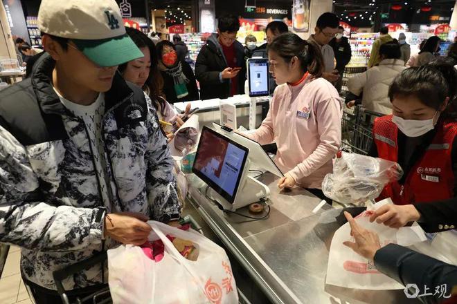 买疯了！上海市民直呼：没见过这么多人到处在排队！有人开车几十公里来抢“胖东来”爆款(图2)