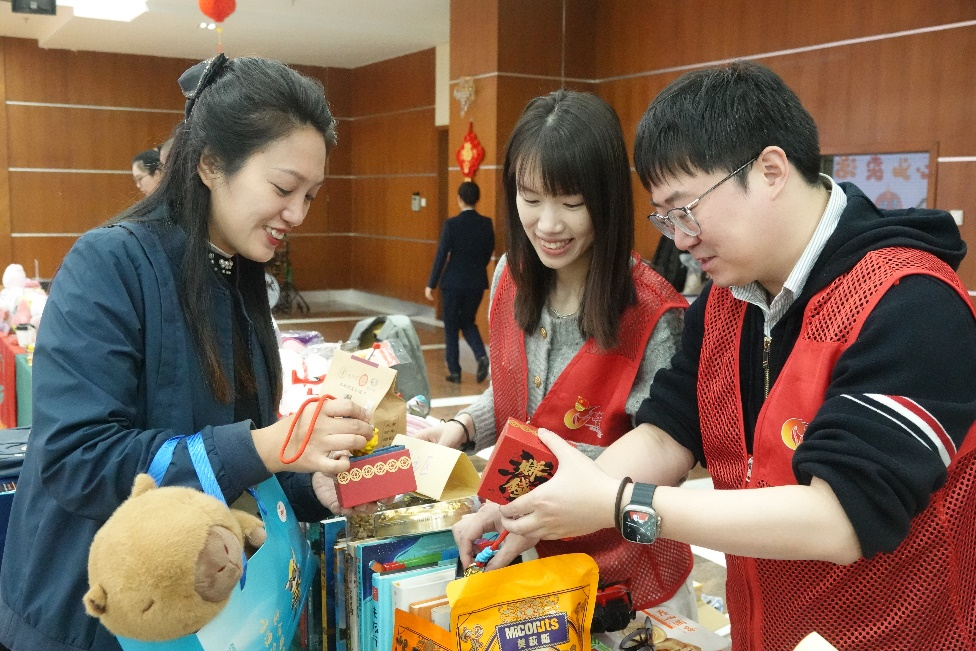 义卖摊位间爱心与笑容共绽(图1)