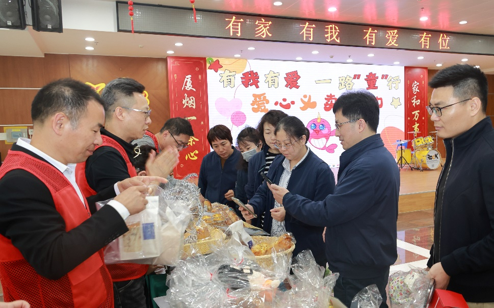 义卖摊位间爱心与笑容共绽(图3)