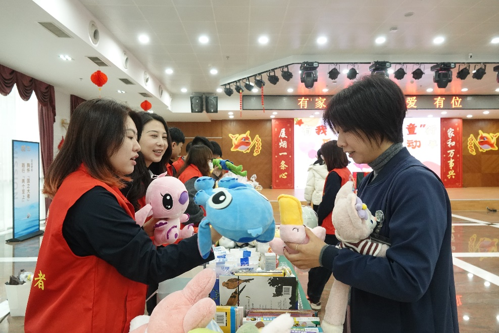 义卖摊位间爱心与笑容共绽(图2)