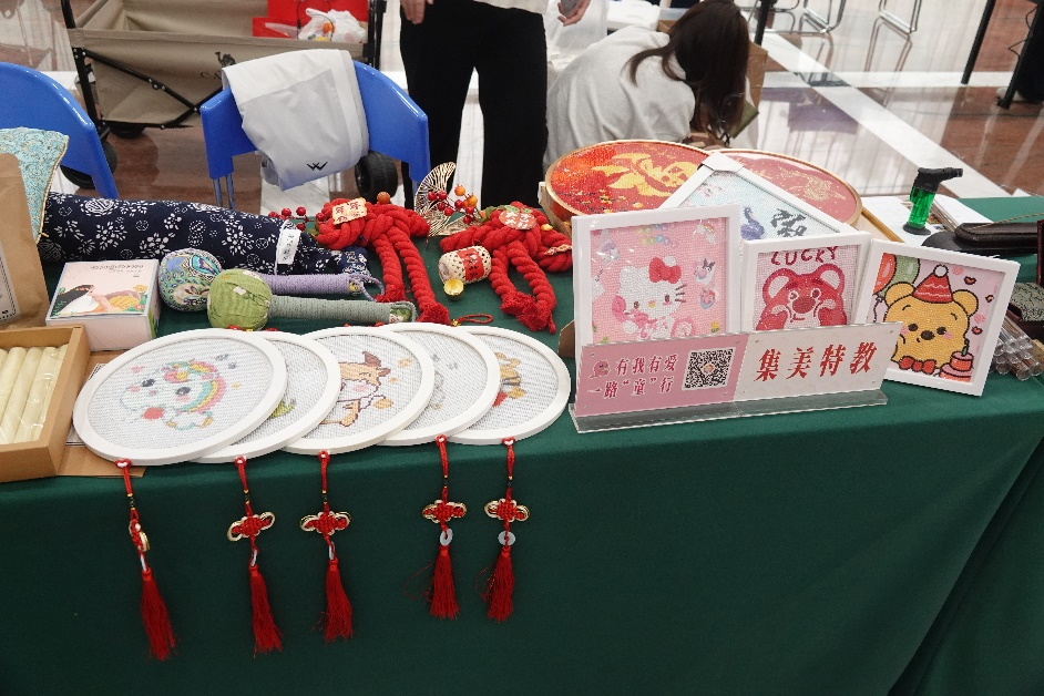 义卖摊位间爱心与笑容共绽(图4)