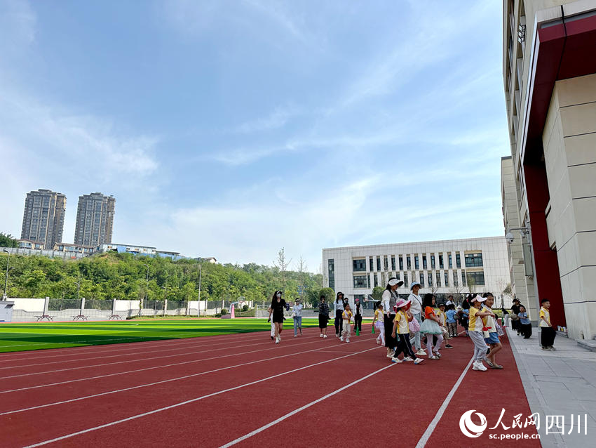 一线调研行｜清泉坝起书声产业路通“黄金”四川南充以民生工程作答新时代“民心答卷”(图1)