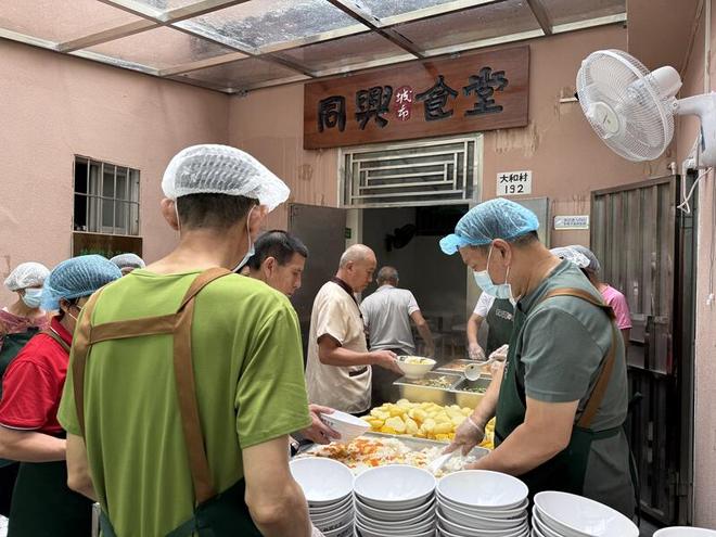 龙华这家公益食堂员工全是志愿者每天供应百份爱心餐(图4)