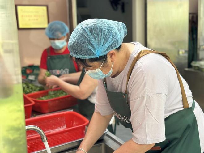 龙华这家公益食堂员工全是志愿者每天供应百份爱心餐(图2)