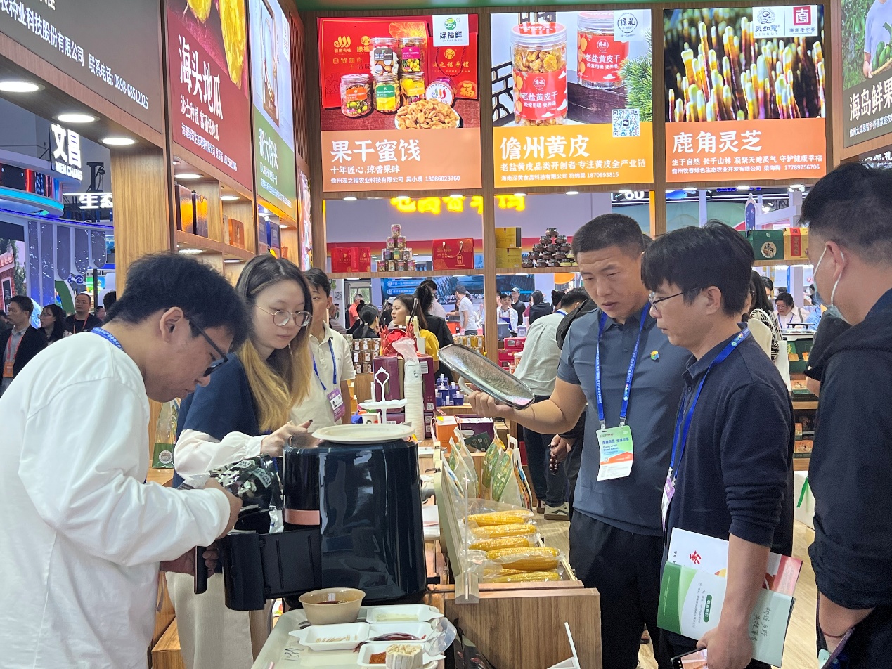 36家企业携百余款产品亮相“儋州有味”香飘2025年冬交会(图2)