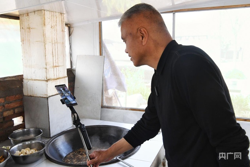 从田间到云端“土味”直播背后的乡村振兴路(图1)